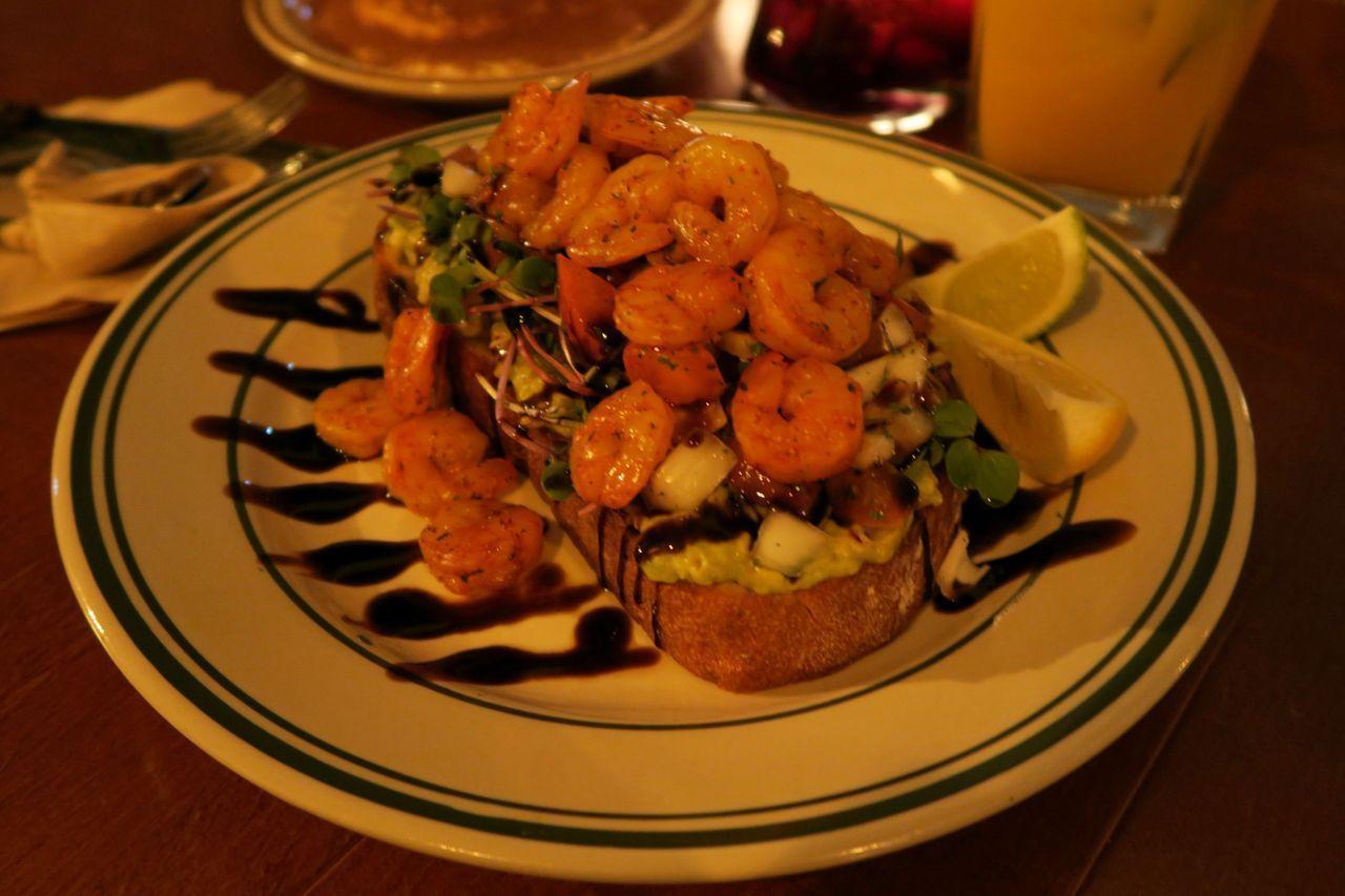 アボカドシュリンプオーブンサンドイッチのアップ、シュリンプがたくさん盛られている様子